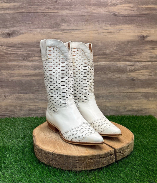 Nine West Women - Size 8.5M - White Waffle Boots Style Valencia