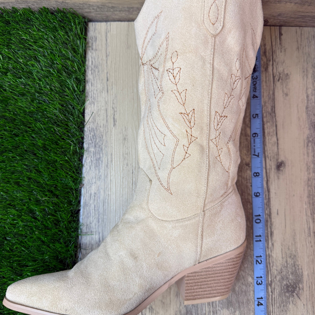 Shoe’n Tale Women - Size 8 - Ivory Faux Suede Cowboy Boots