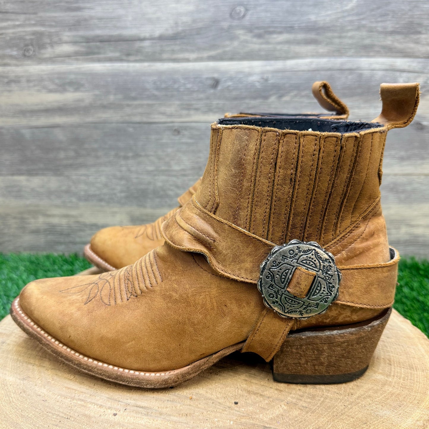 Matisse Women - Size 8.5M - Tan Suede Harness Ankle Boots Judd