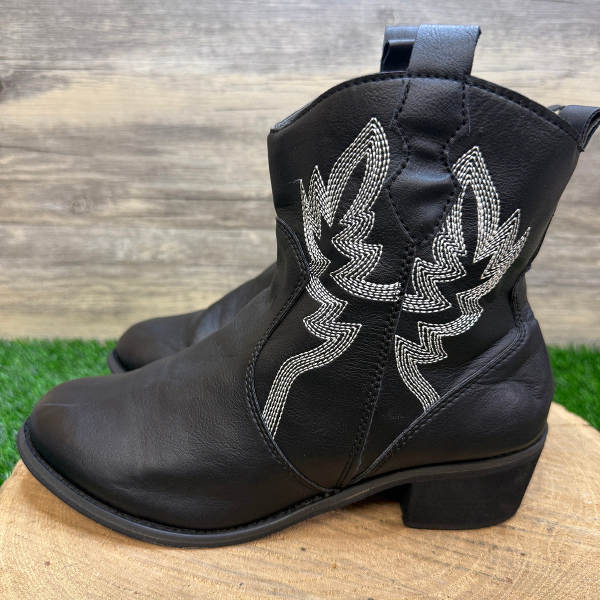 Unknown Women - Size 9 - Black Faux Leather Embroidered Ankle Boots