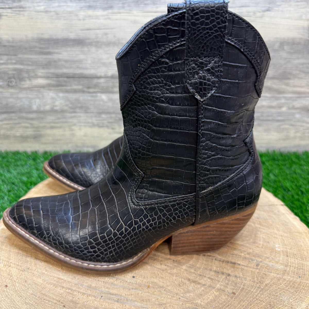 Unknown Women - Size 6.5 - Black Faux Gator/Leather Ankle Boots Style Gator