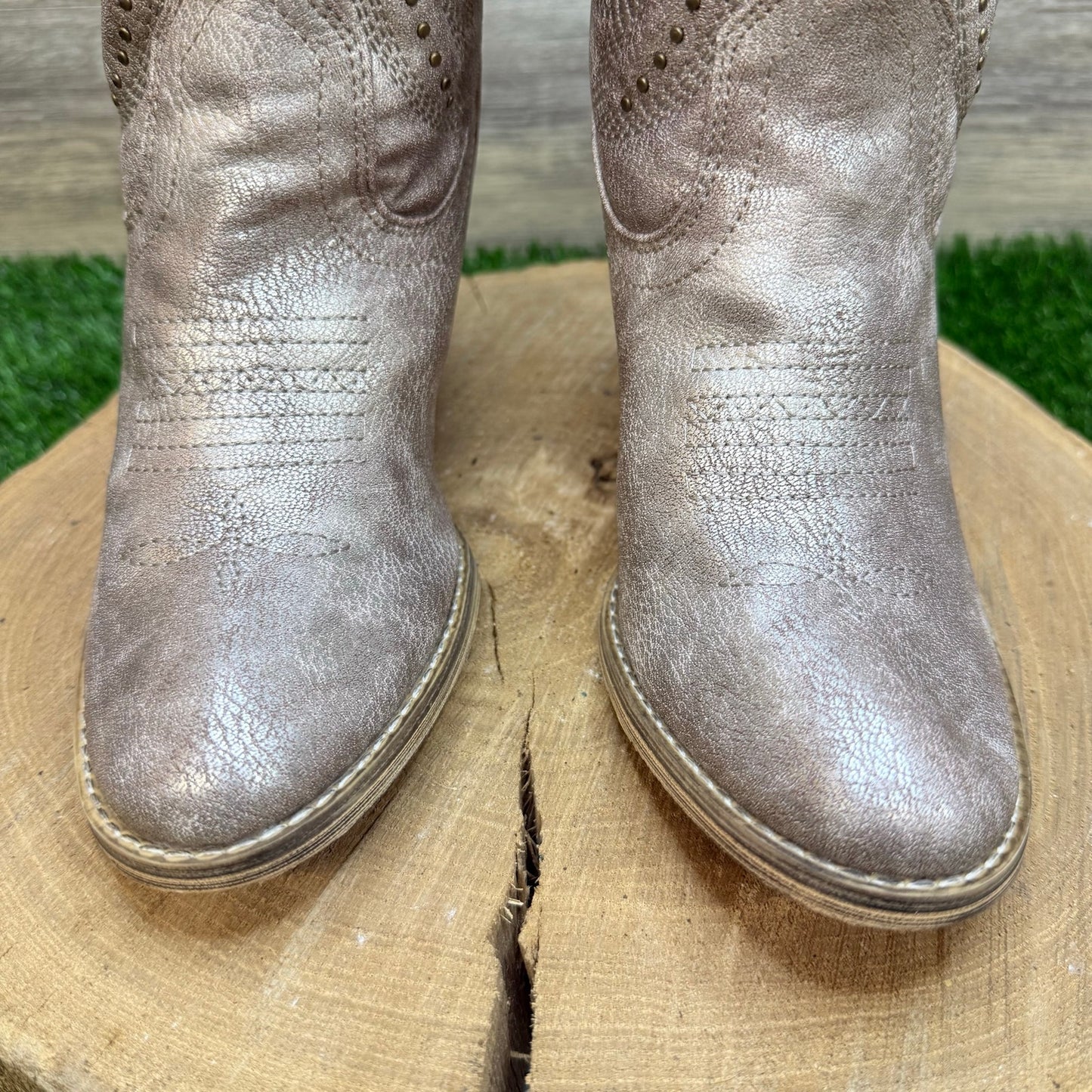 Very Volatile Women - Size 8 - Metallic Gray Faux Heeled Cowboy Boots