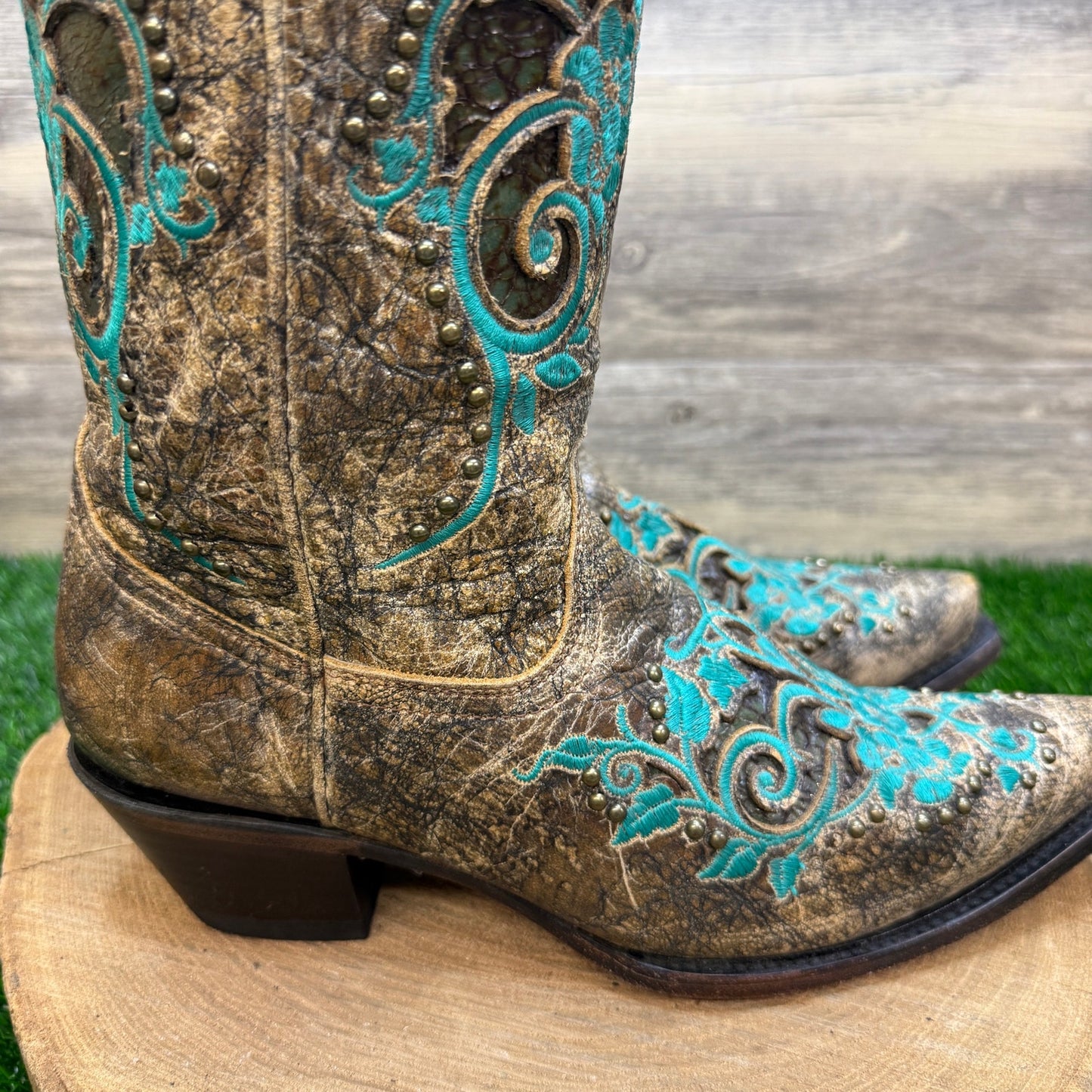 Corral Women - Size 9.5M - Brown/Turquoise Studded Snip Toe Cowboy Boots R1213