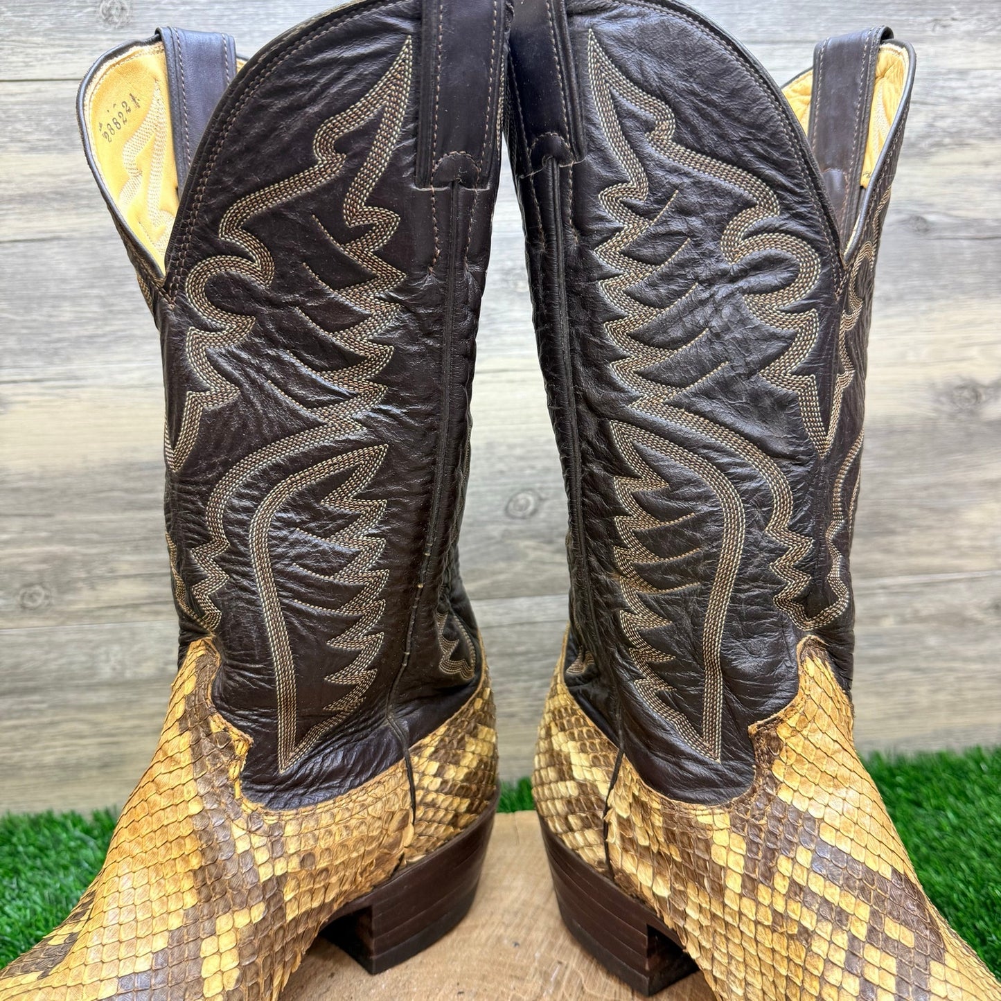 Justin Men - Size 9.5E - Brown Snake Cowboy Boots J4579