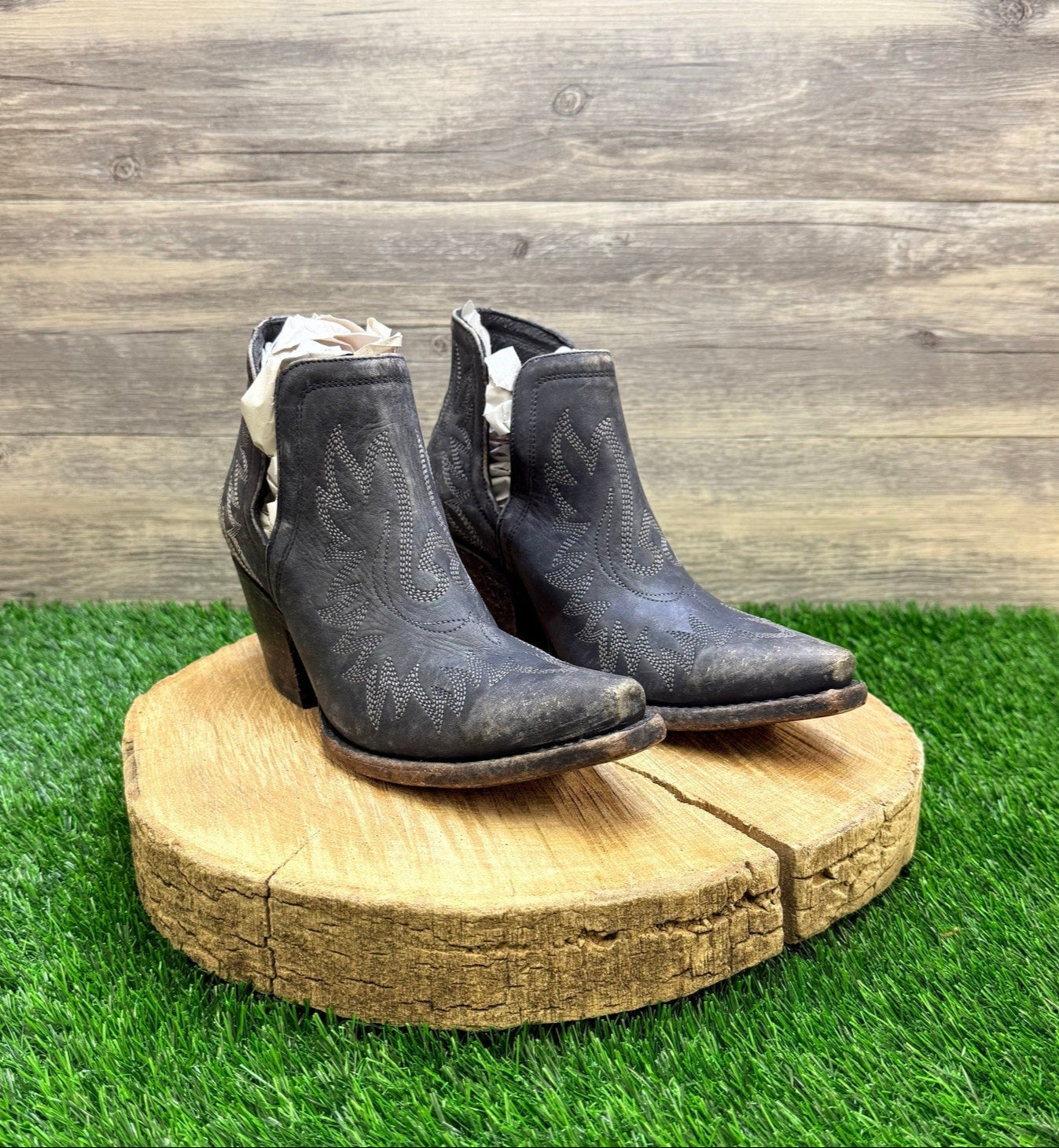 Ariat Women - Size 7.5B - Black Distressed Ankle Boots 10034044