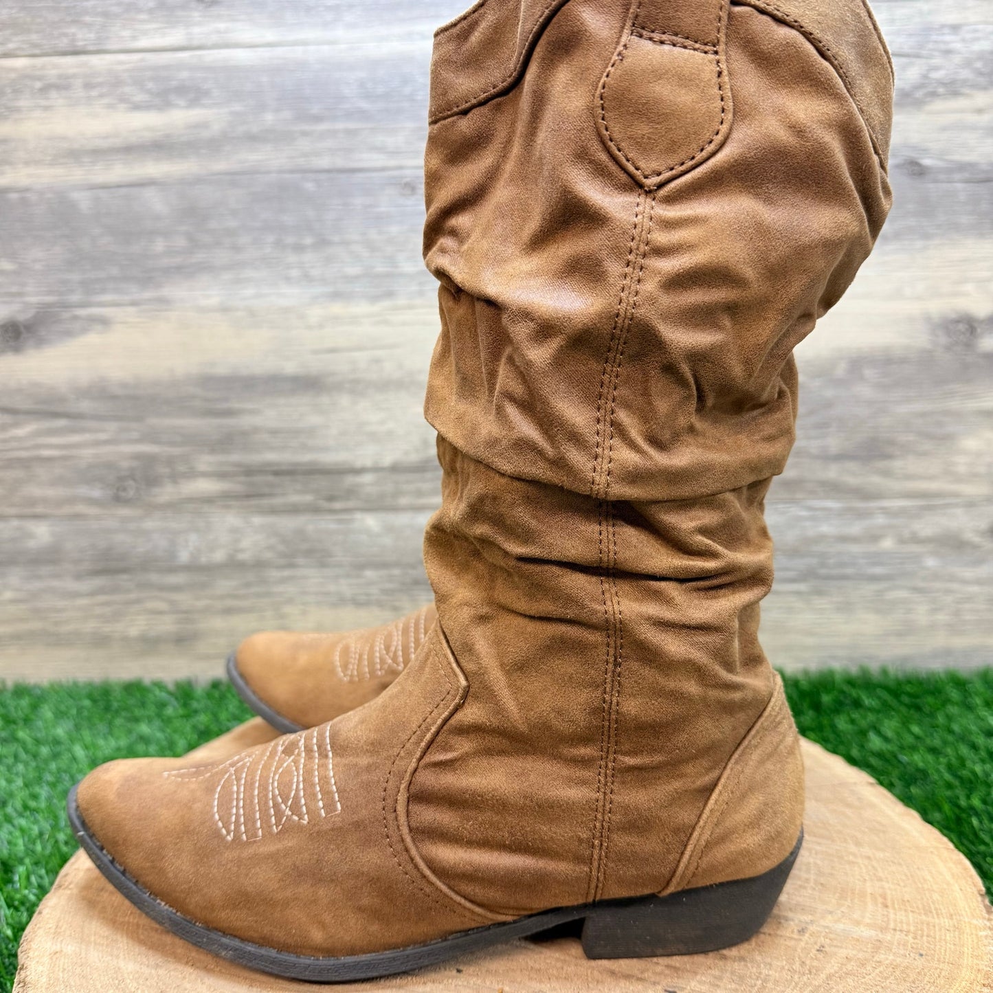 Unknown Women - Size 7.5M - Tan Slouch Faux Suede Cowboy Boots Molara