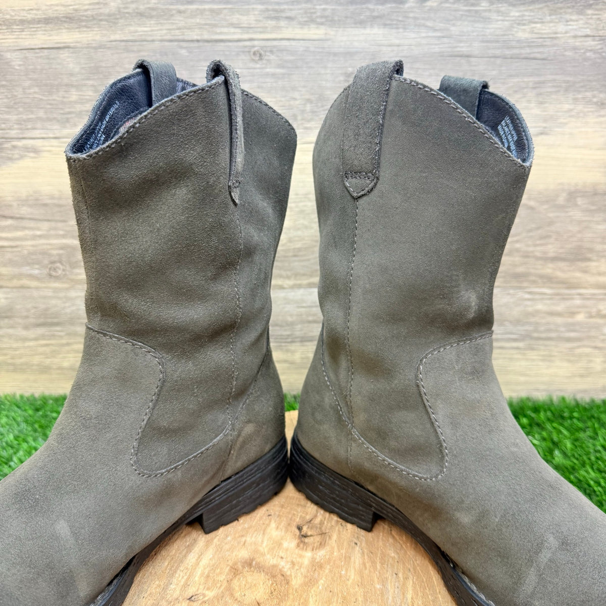 Born Women - Size 8M - Gray Suede Short Shaft  Boots  F55842