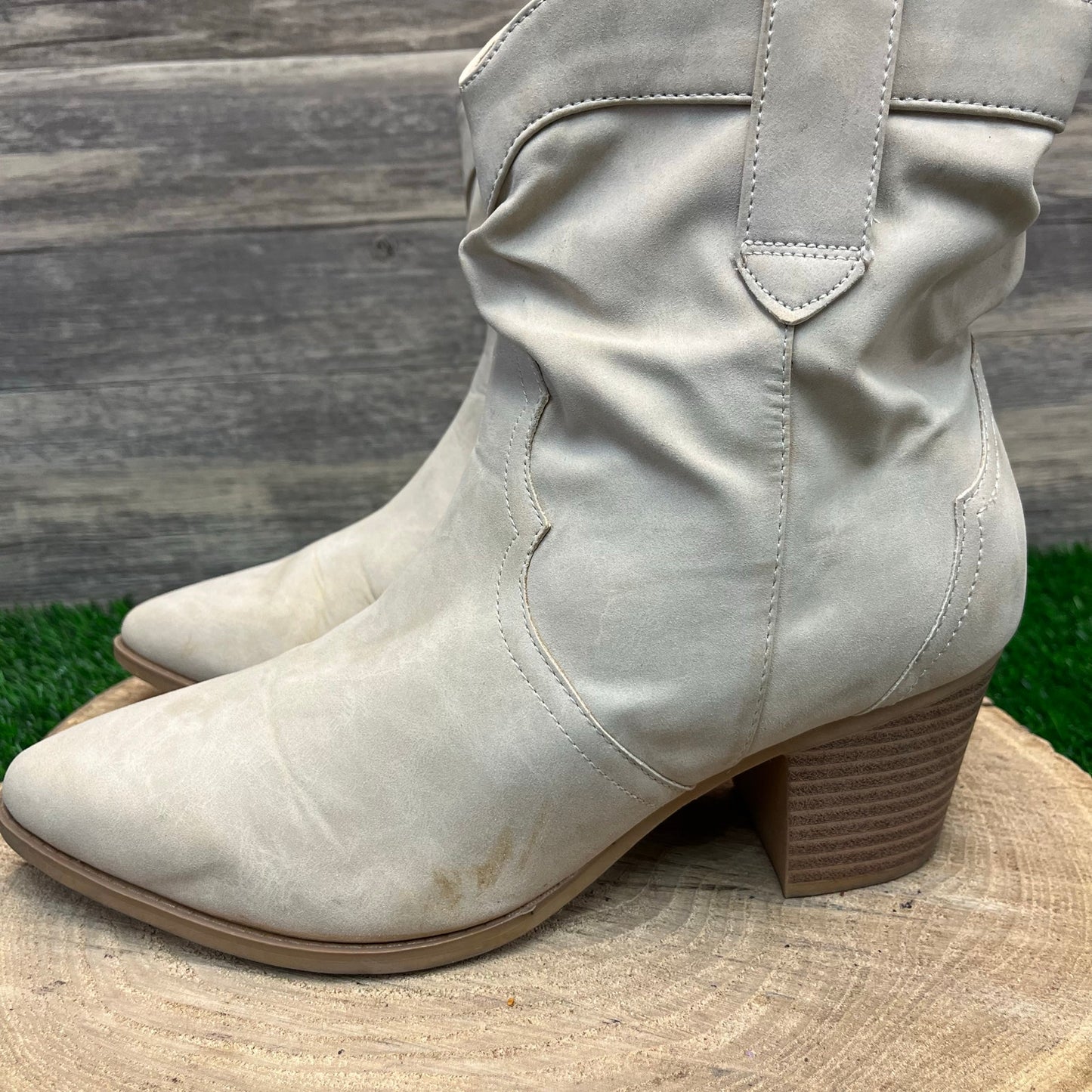 Time & Tru Women - Size 10 - Cream Faux Suede Ankle Boots Style 023L