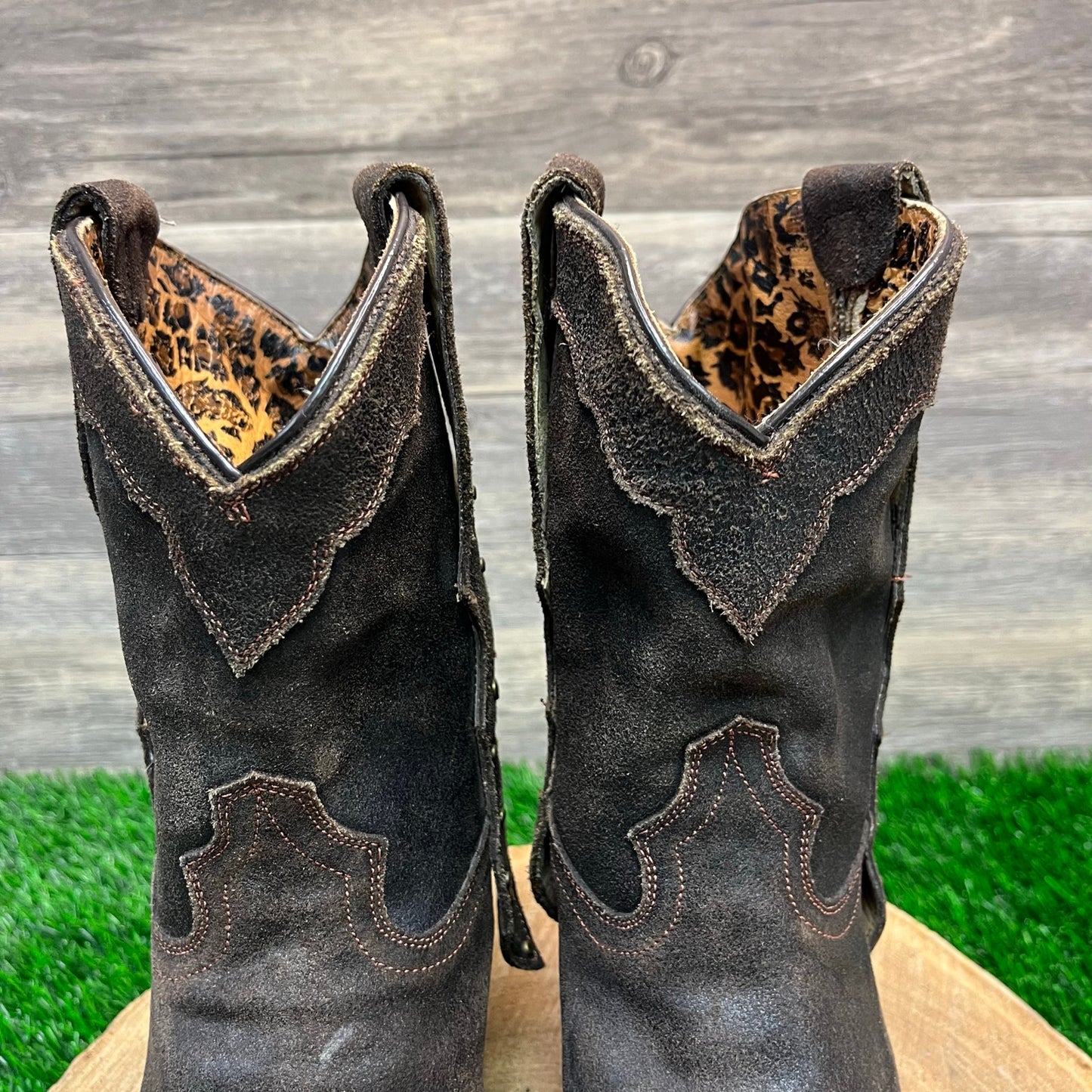 Charlie 1 Horse Women - Size 8.5B - Brown Studded Snip Toe Ankle Boots I4934