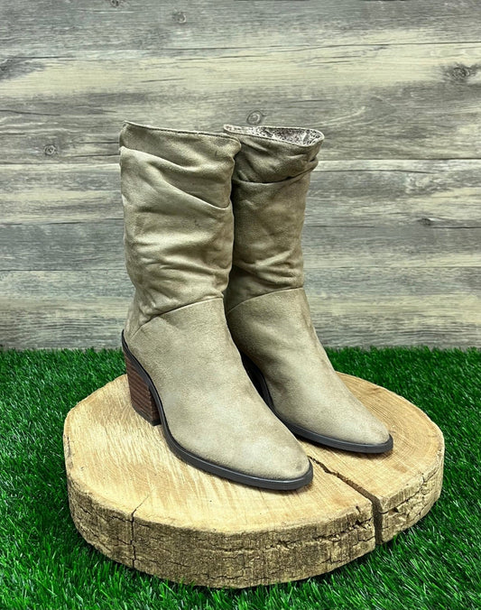 Band of Gypsies Women - Size 6 - Beige Faux Suede Boots