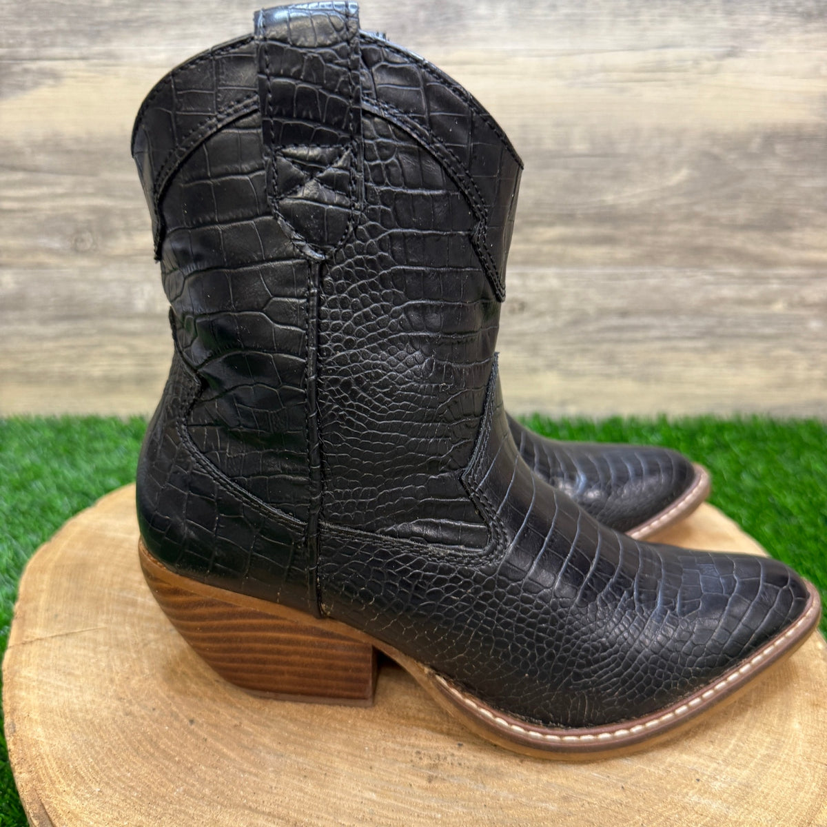 Unknown Women - Size 6.5 - Black Faux Gator/Leather Ankle Boots Style Gator