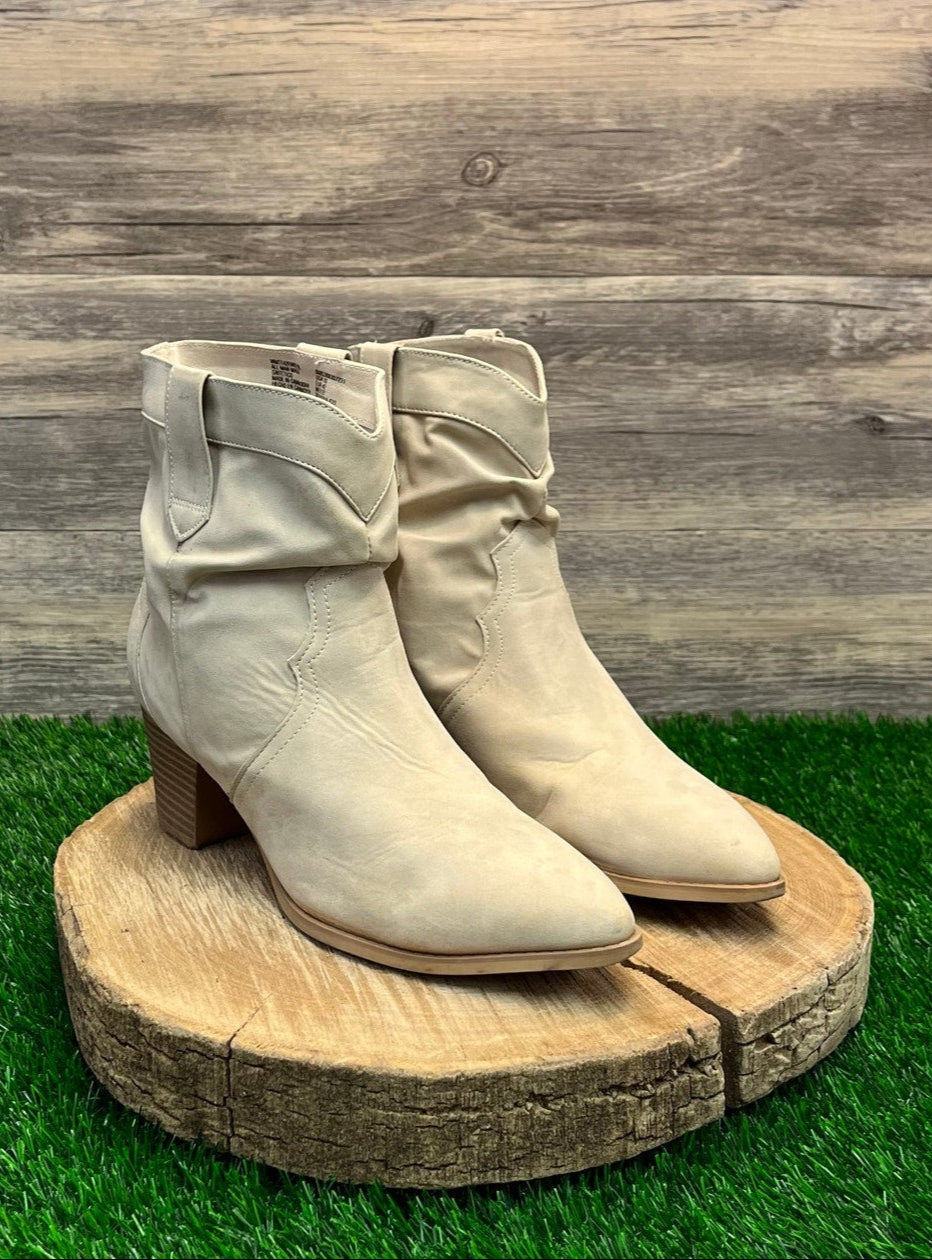 Time & Tru Women - Size 10 - Cream Faux Suede Ankle Boots Style 023L