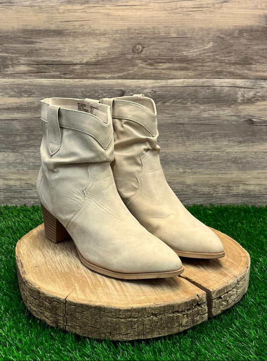 Time & Tru Women - Size 10 - Cream Faux Suede Ankle Boots Style 023L