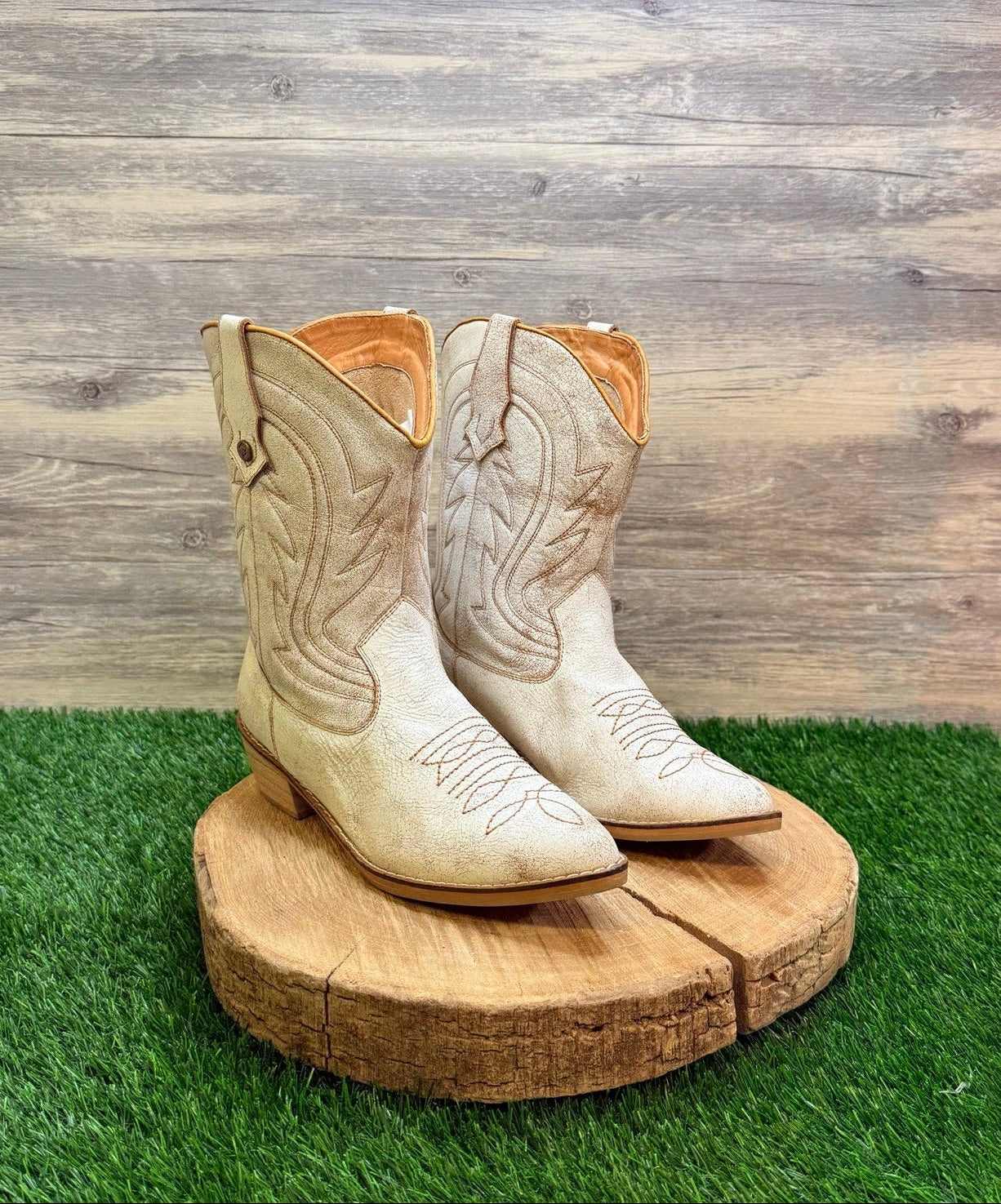 Lovetree Leather Women - Size 8 - Distressed White Short Ankle Style Boots