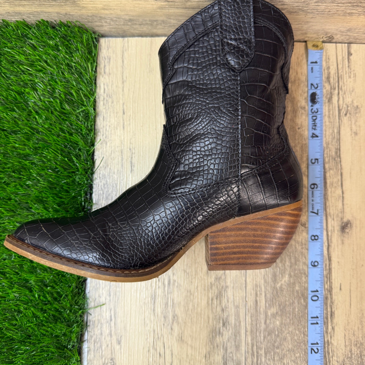 Unknown Women - Size 6.5 - Black Faux Gator/Leather Ankle Boots Style Gator