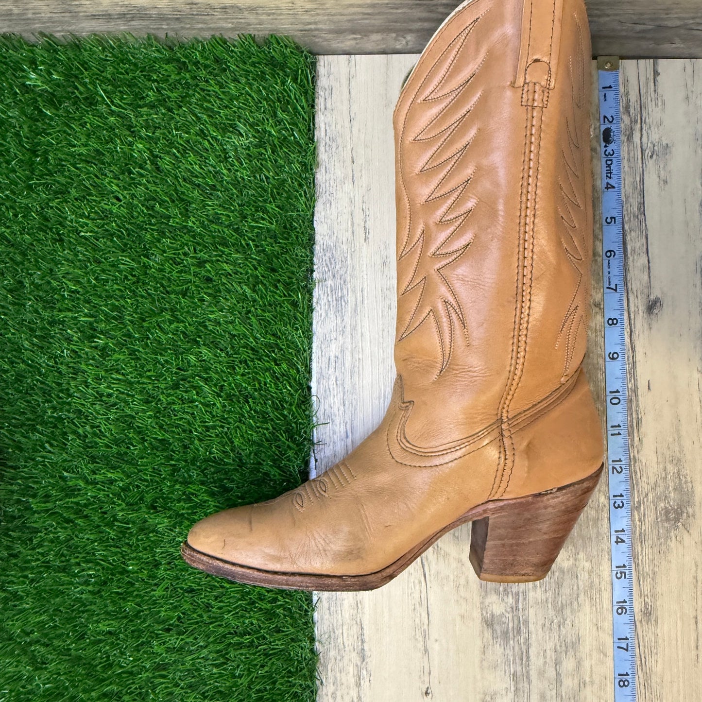 Dingo Women - Size 9.5 M - Vintage Tan Heeled Cowboy Boots Style 16953