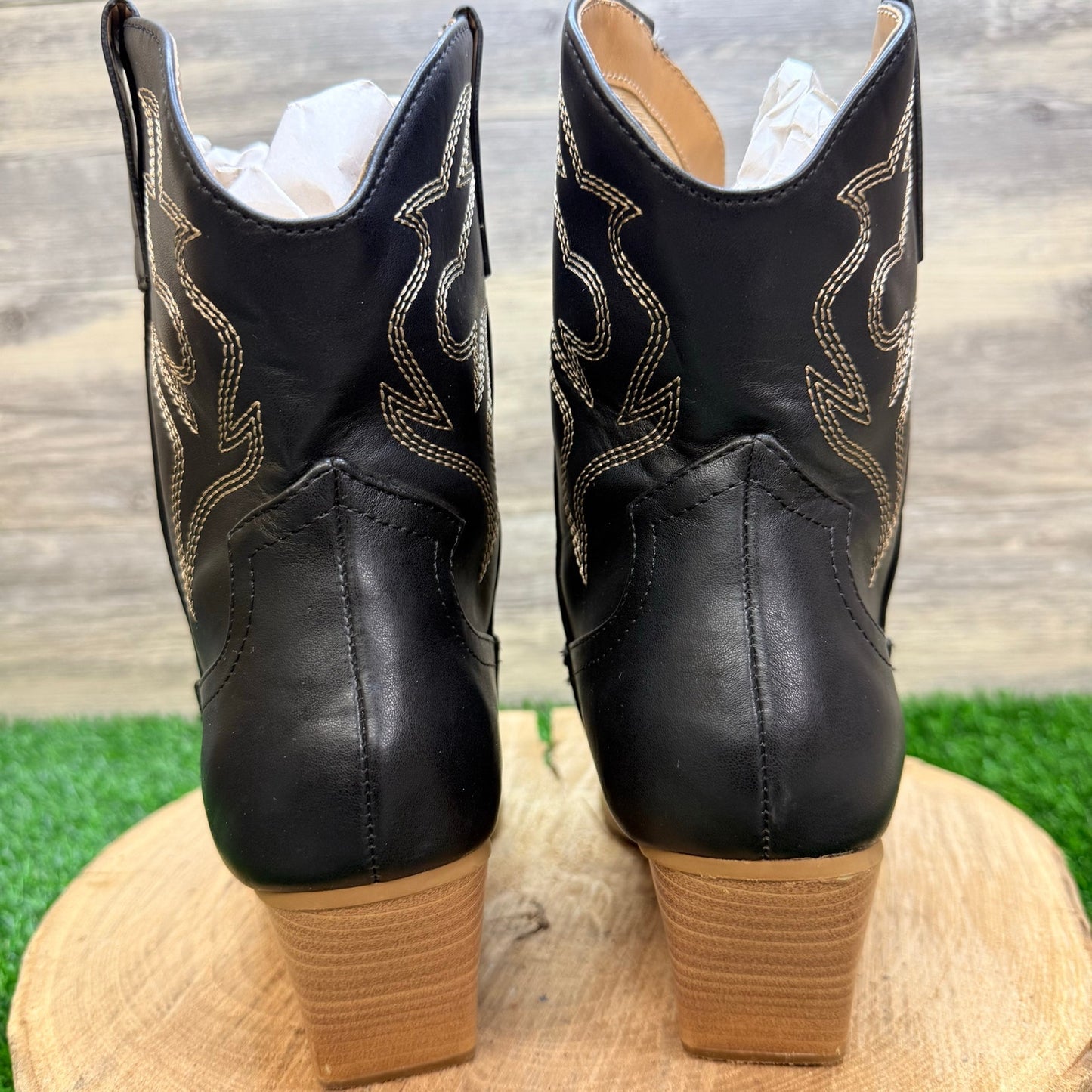 Soda Women - Size 10M - Black / Tan Faux Short Boots