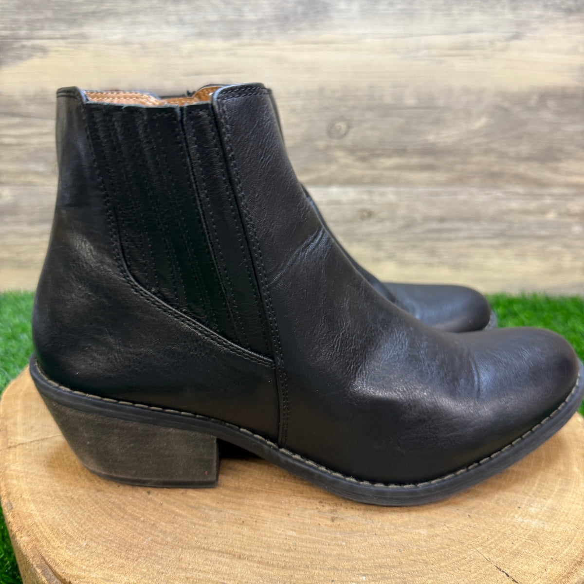 Euro Soft Women - Size 10M - Black Faux Leather Ankle Zipper Boots Aisleigh