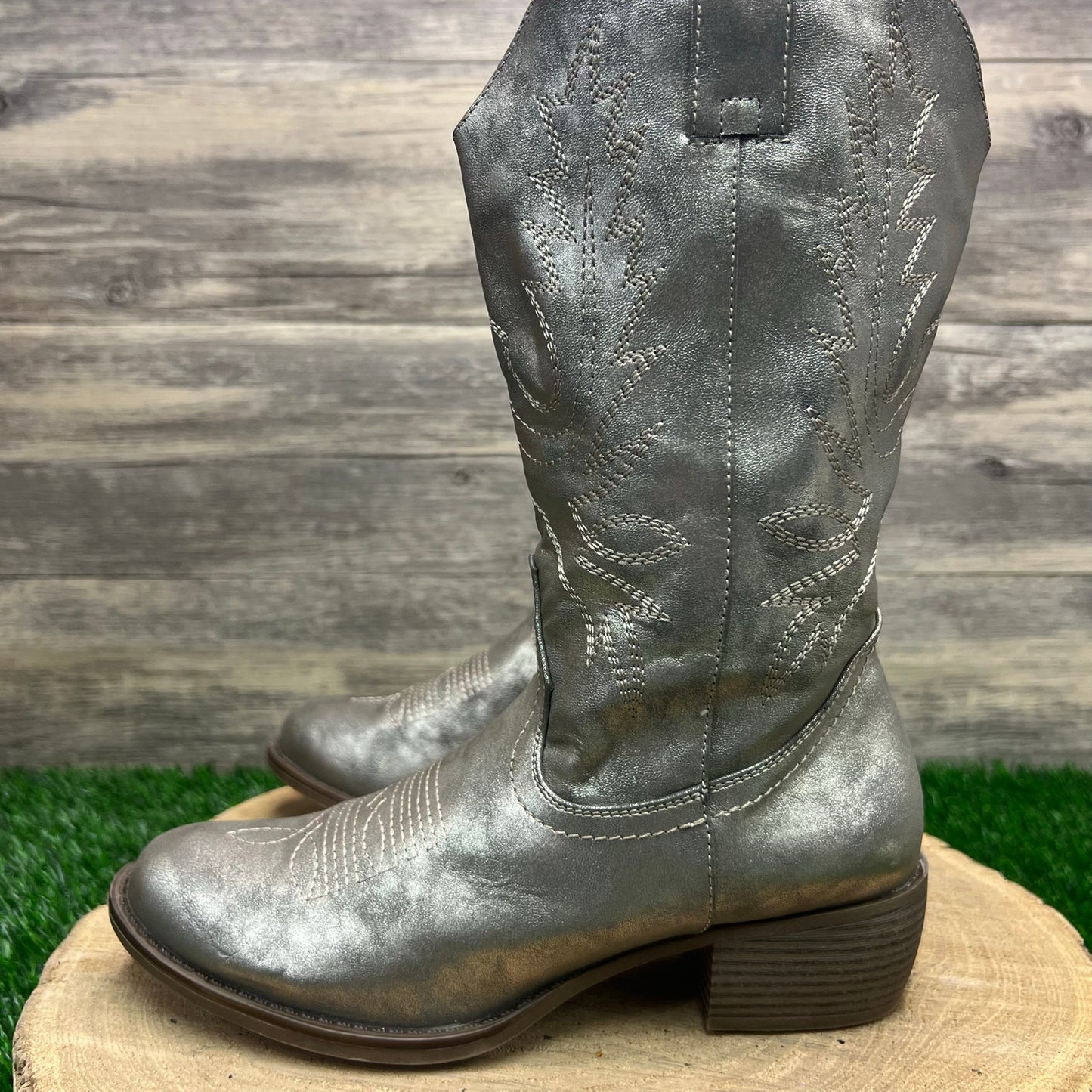 Unknown Women - Size 6.5M - Sliver Metallic Faux Leather Cowboy Boots