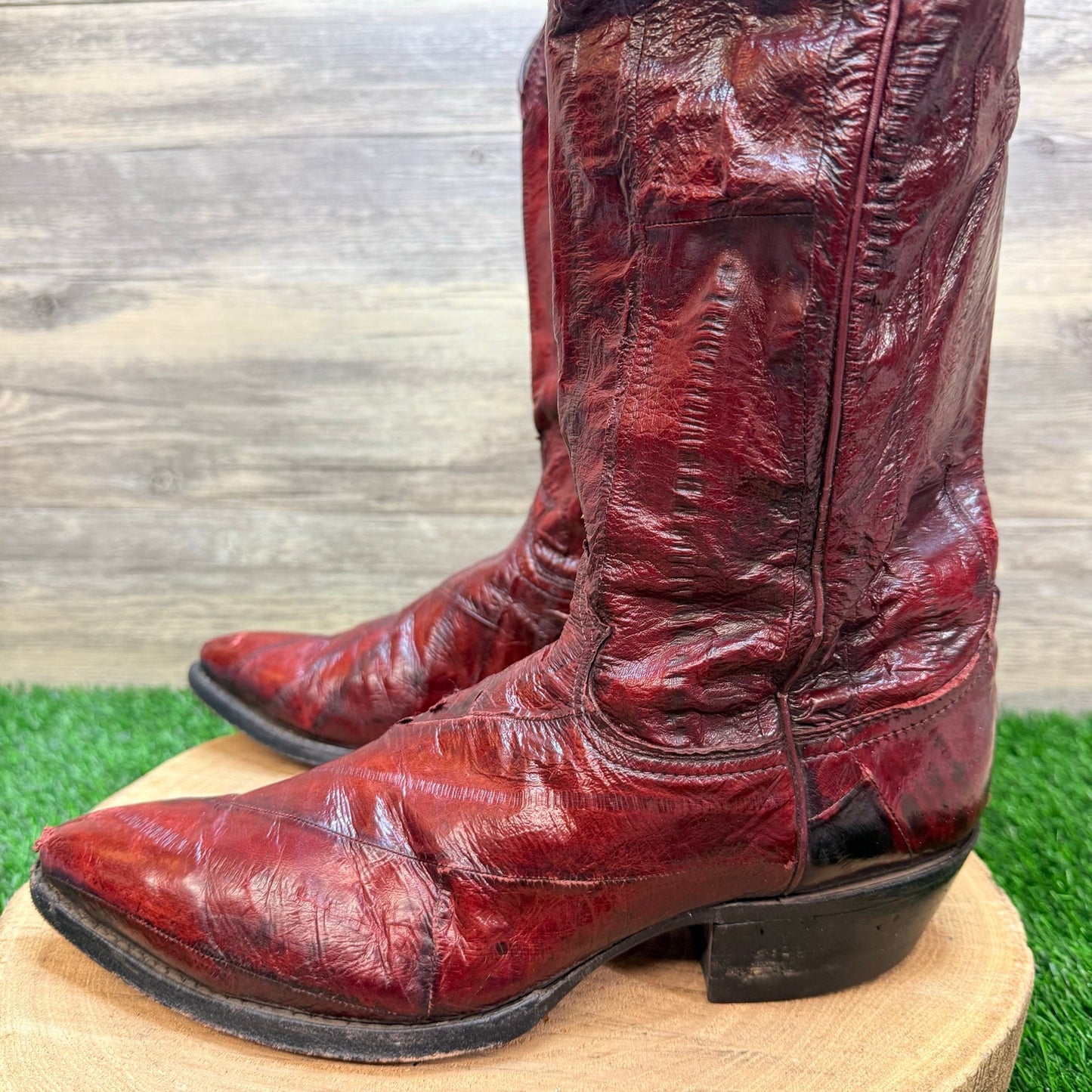 Justin Men - Size 9D / Red Glossy Eel Skin Cowboy Boors J31180