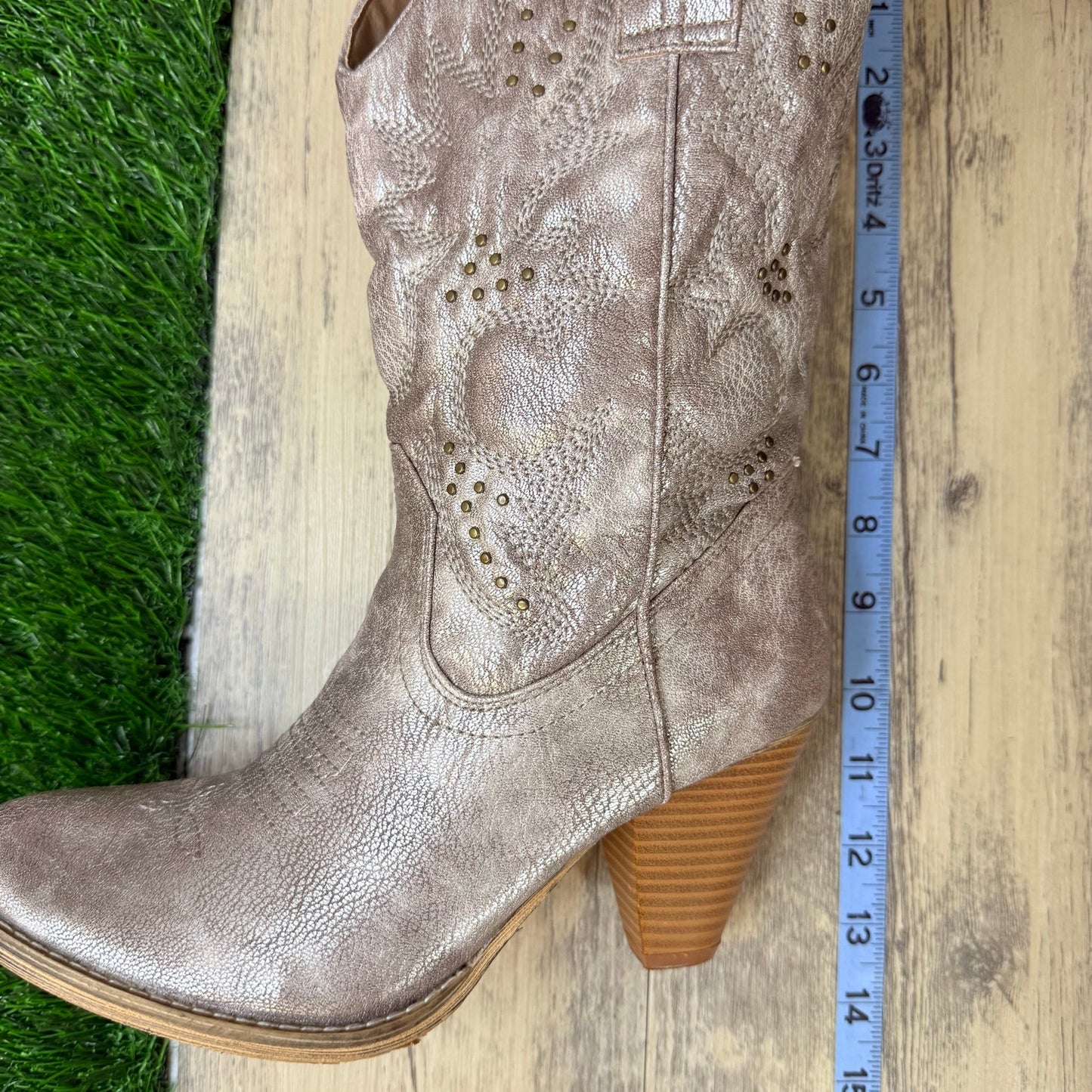 Very Volatile Women - Size 8 - Metallic Gray Faux Heeled Cowboy Boots