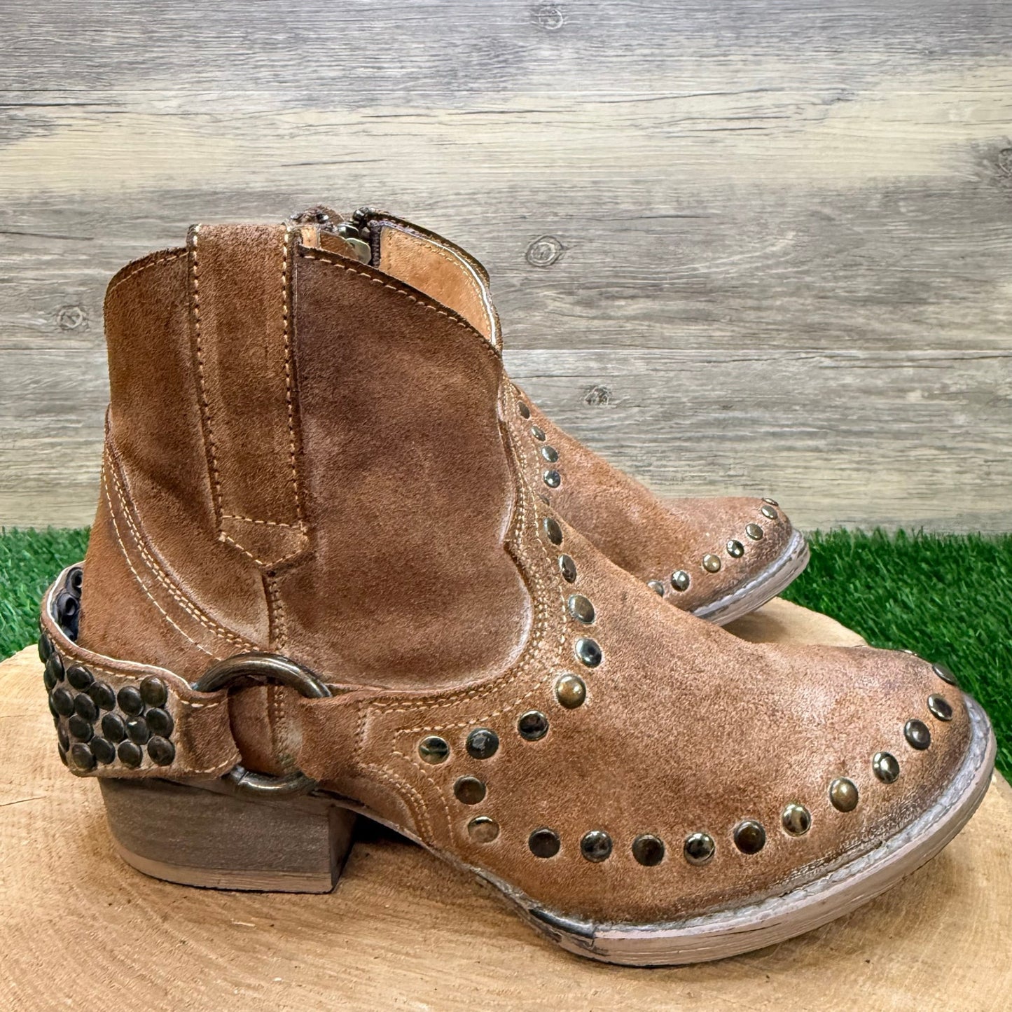 Circle G Women - Size 6 - Tan Zipper Studded  Ankle Boots 4224