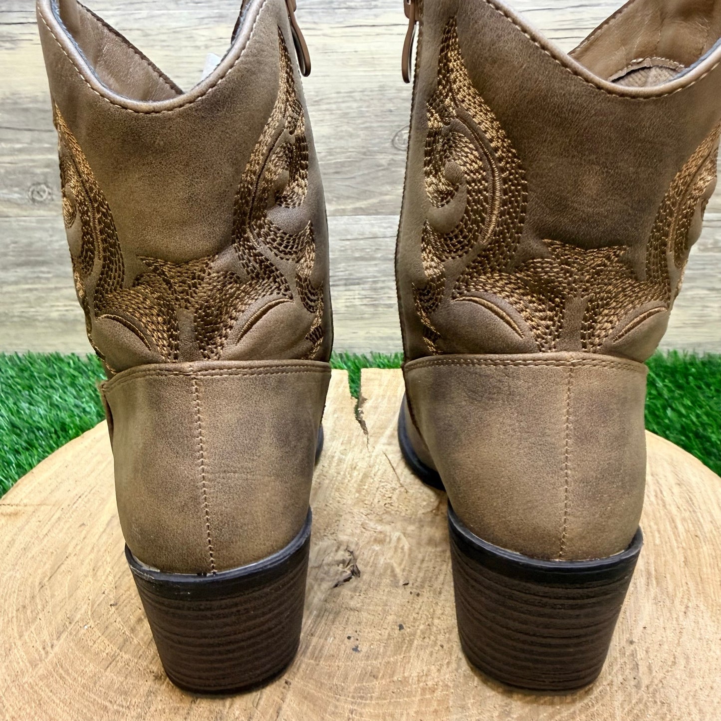 Global Win Women - Size 6 - Brown Faux Leather Ankle Boors 19YY16