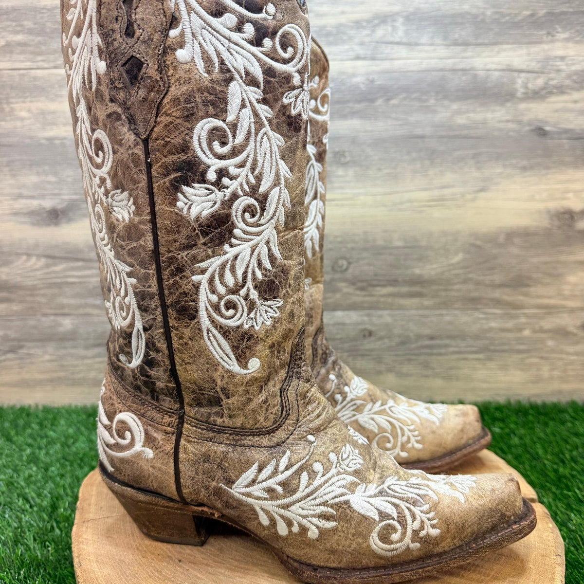 Corral Women - Size 7M - Brown / White Embroidery Cowboy Boots A3753