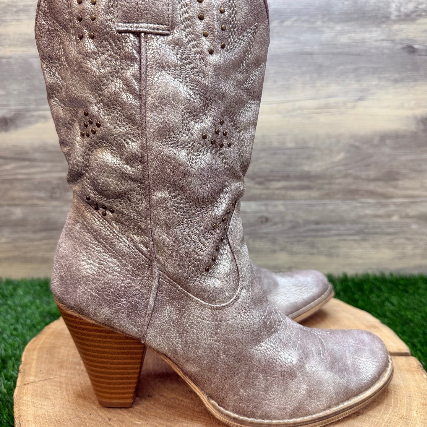 Very Volatile Women - Size 8 - Metallic Gray Faux Heeled Cowboy Boots