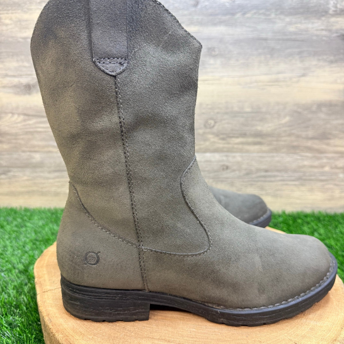 Born Women - Size 8M - Gray Suede Short Shaft  Boots  F55842
