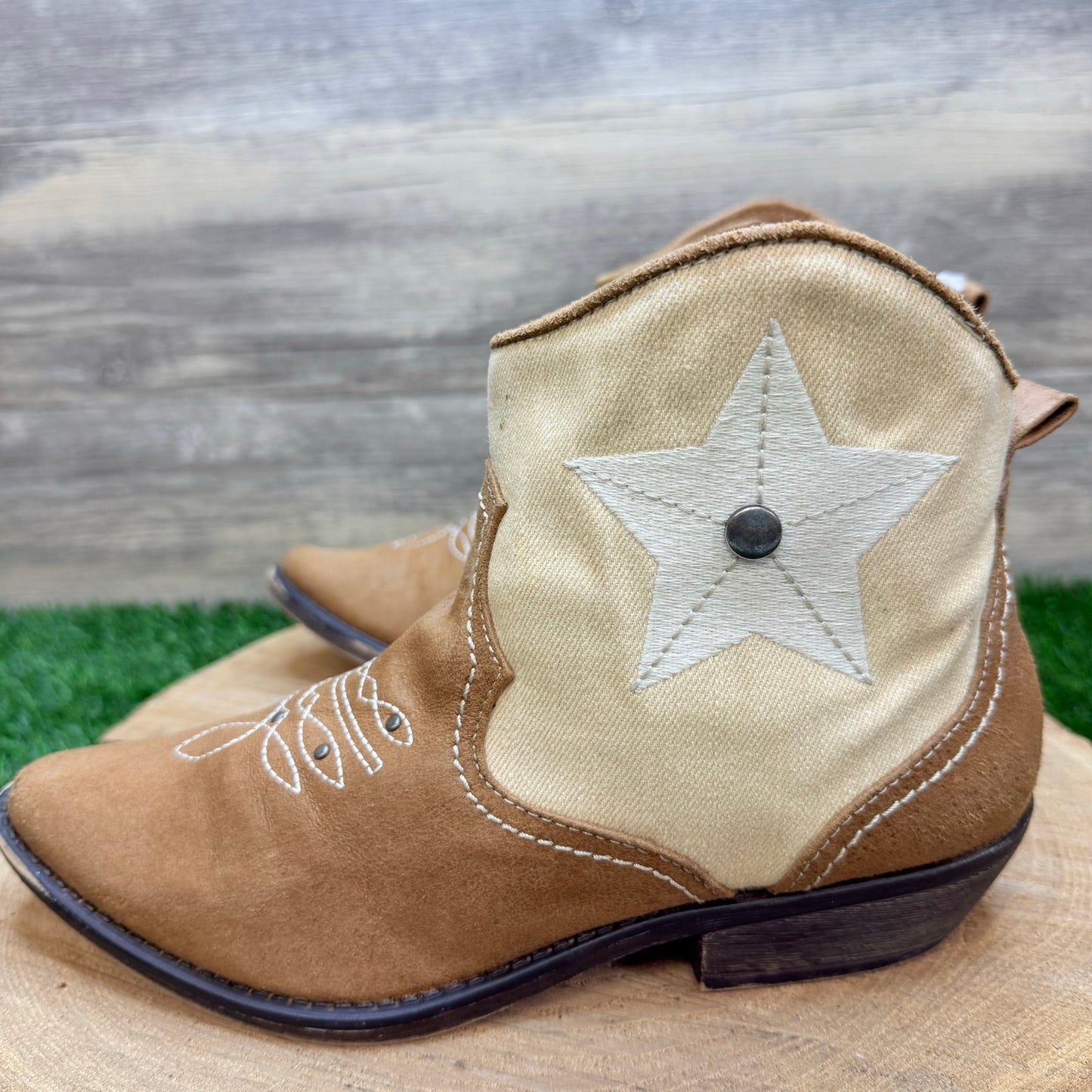 American Rag Women - Size 7M - Tan / Cream Star Faux Suede Ankle Zipper Boots