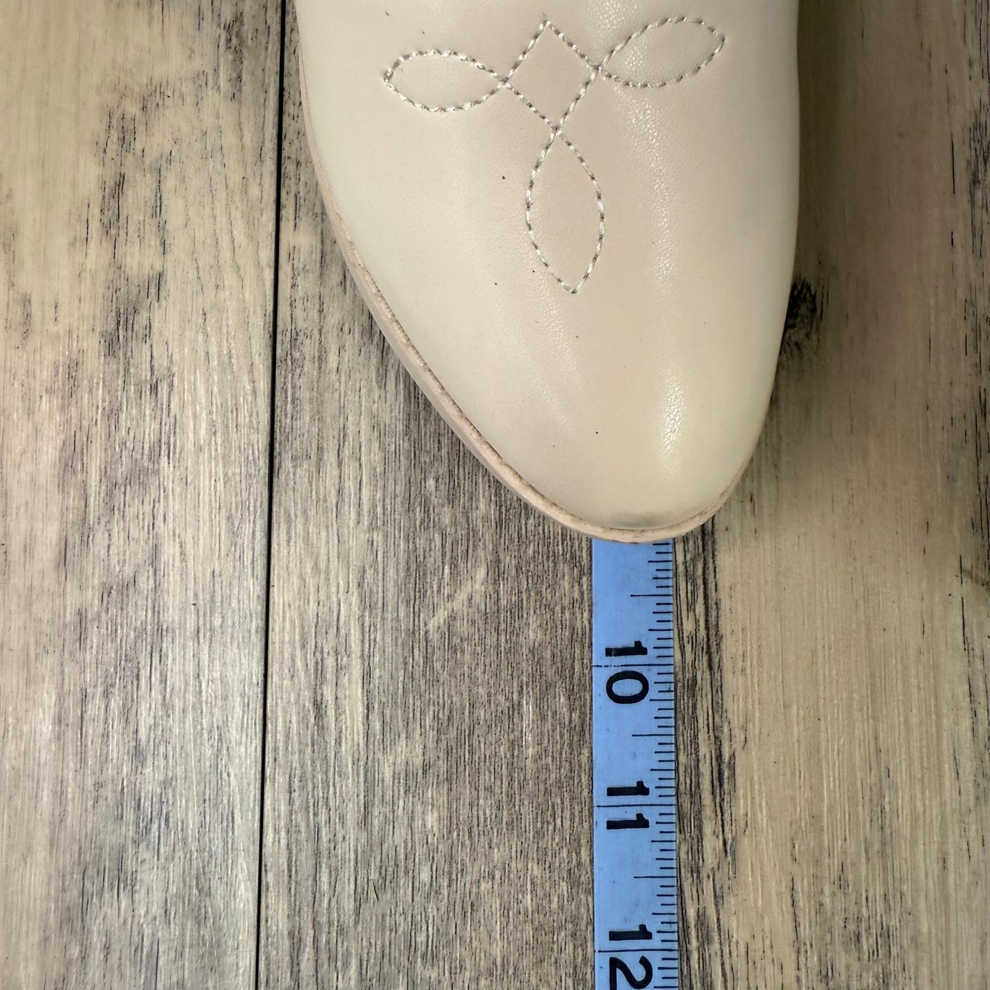 Forever Women - Size 6 - Cream Faux Leather Boots