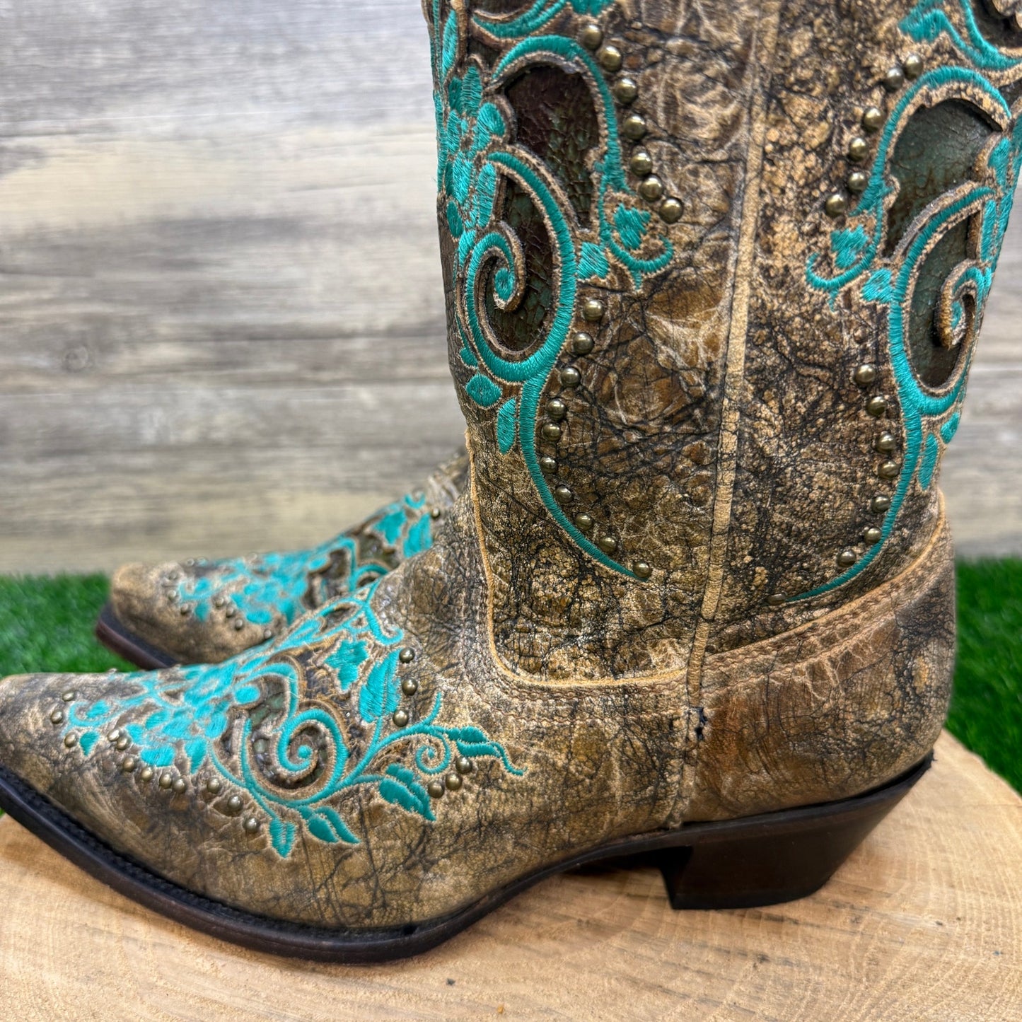 Corral Women - Size 9.5M - Brown/Turquoise Studded Snip Toe Cowboy Boots R1213