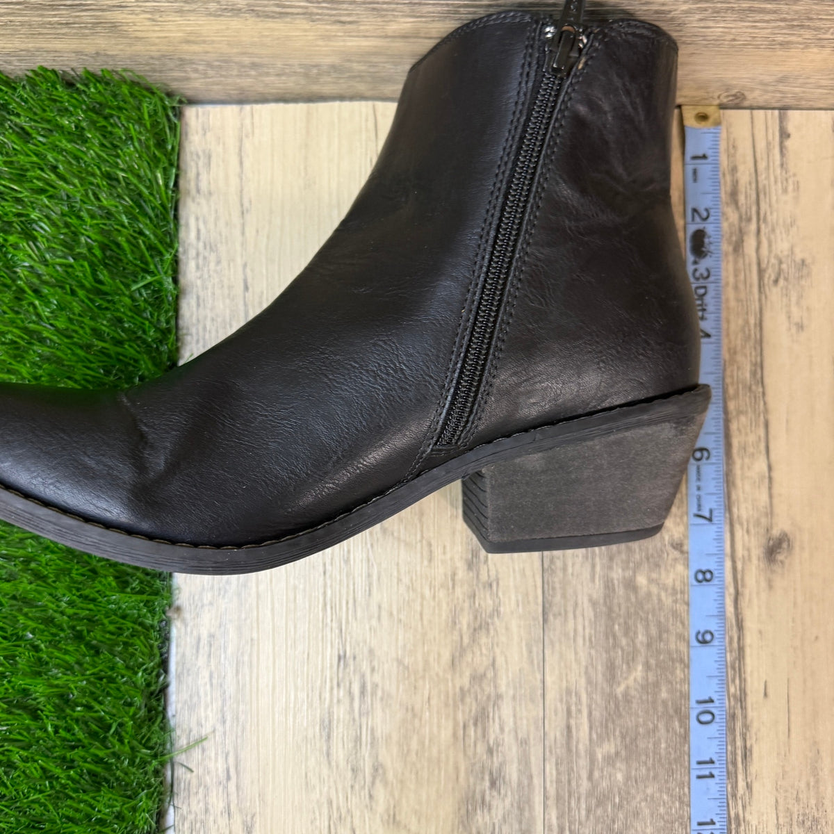 Euro Soft Women - Size 10M - Black Faux Leather Ankle Zipper Boots Aisleigh