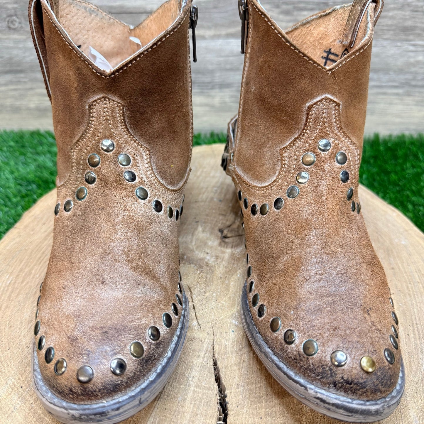 Circle G Women - Size 6 - Tan Zipper Studded  Ankle Boots 4224