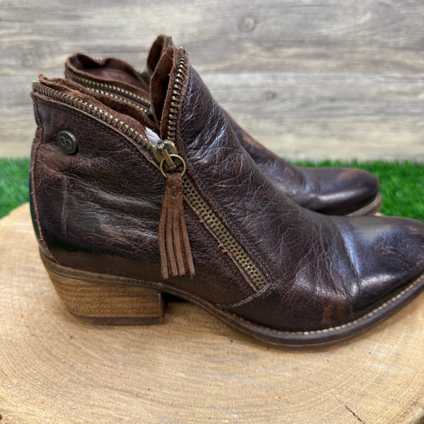 Unknown Women - Size 6.5 - Distressed Brown Portugal Zipper Boots Style 1092