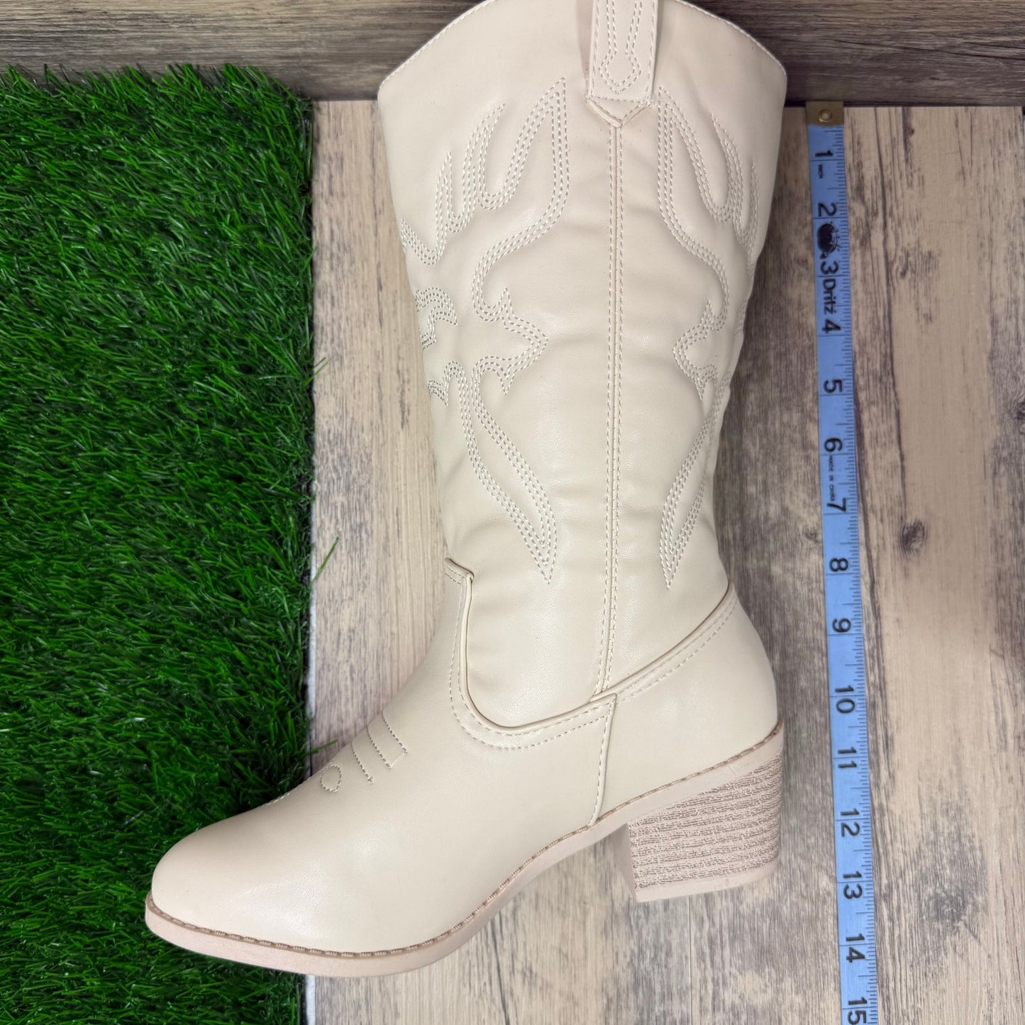 Forever Women - Size 6 - Cream Faux Leather Boots