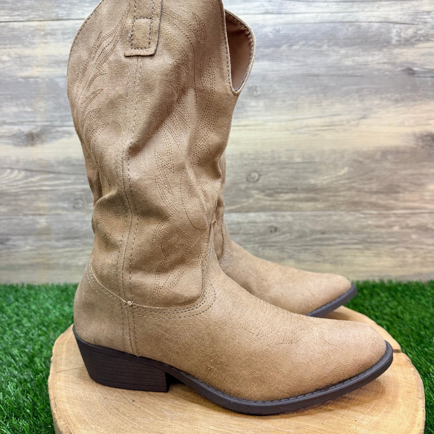 Rampage Women - Size 8M - Beige Soft Faux Suede Cowboy Boots Walden