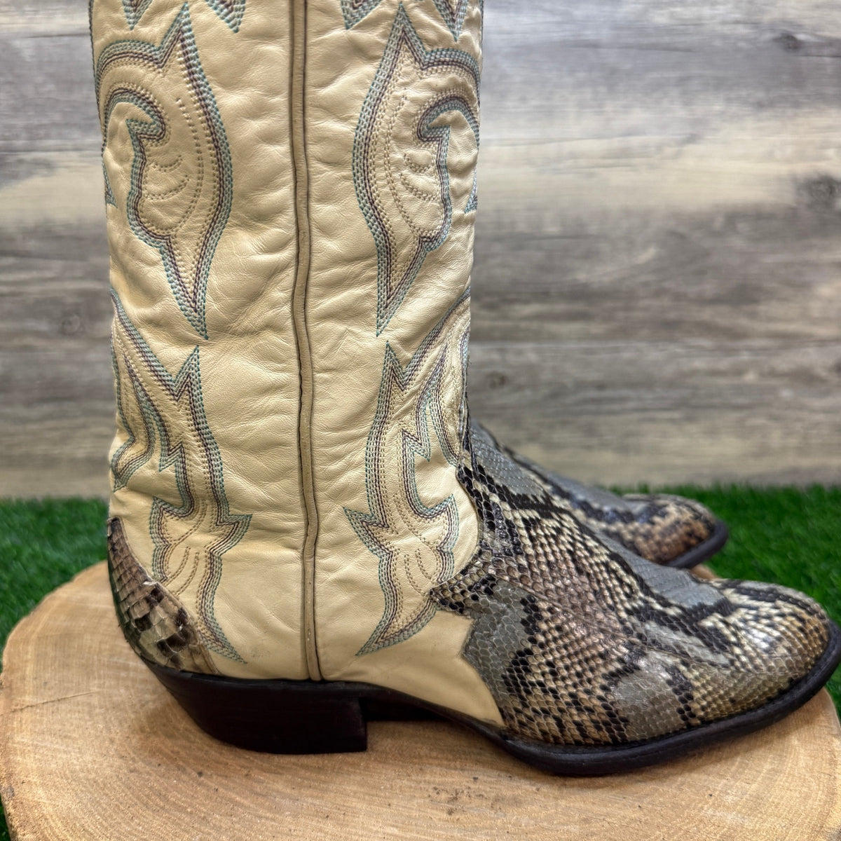 Larry Mahan Women - Size 8B - Vintage Cream/Gray Snake Cowboy Boots Style L7552