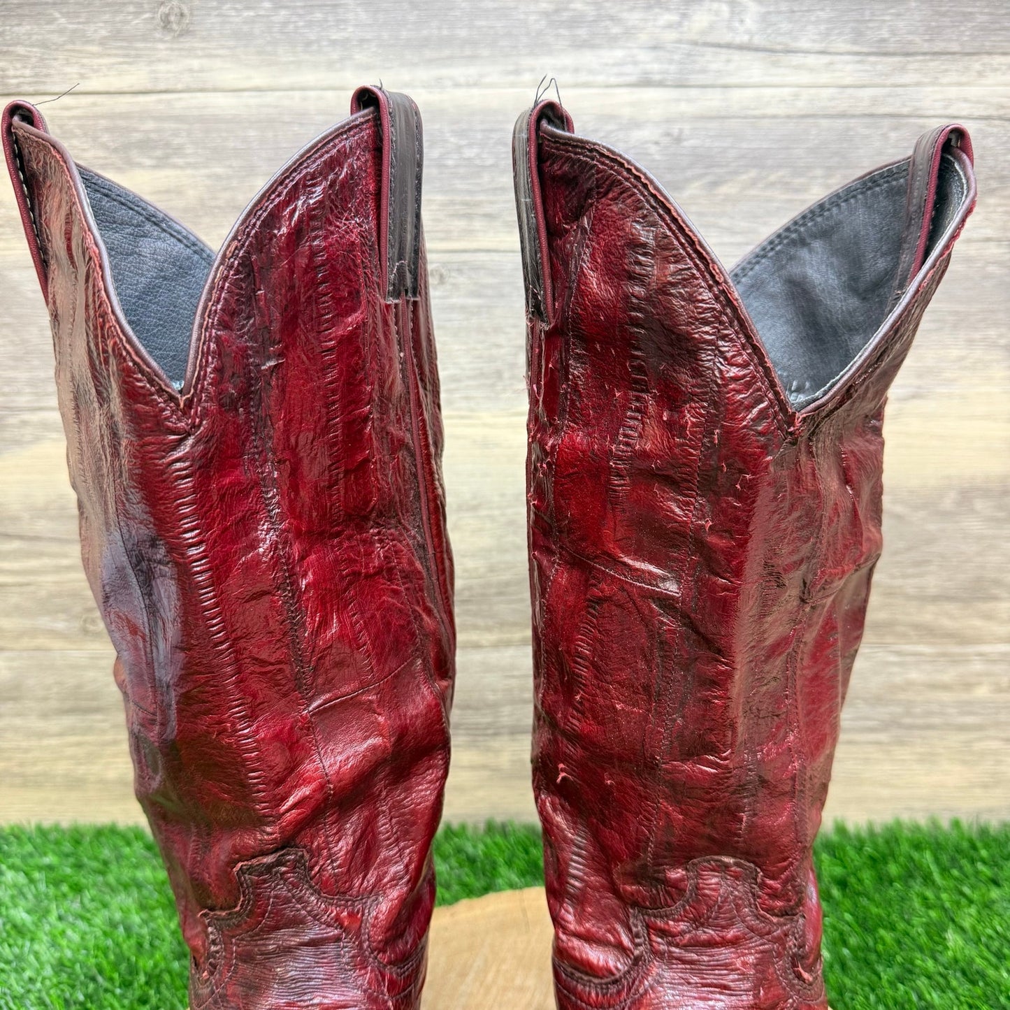 Justin Men - Size 9D / Red Glossy Eel Skin Cowboy Boors J31180