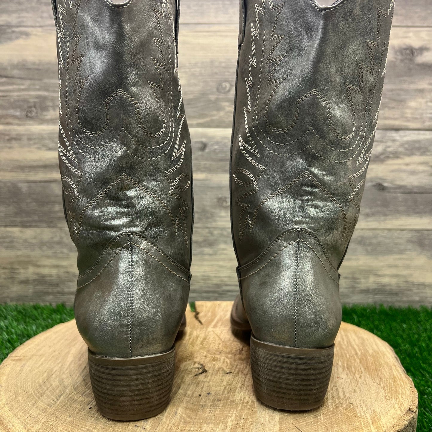 Unknown Women - Size 6.5M - Sliver Metallic Faux Leather Cowboy Boots