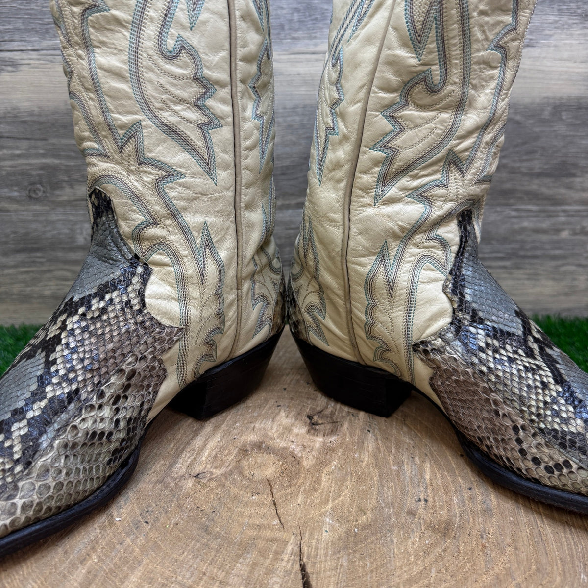 Larry Mahan Women - Size 8B - Vintage Cream/Gray Snake Cowboy Boots Style L7552
