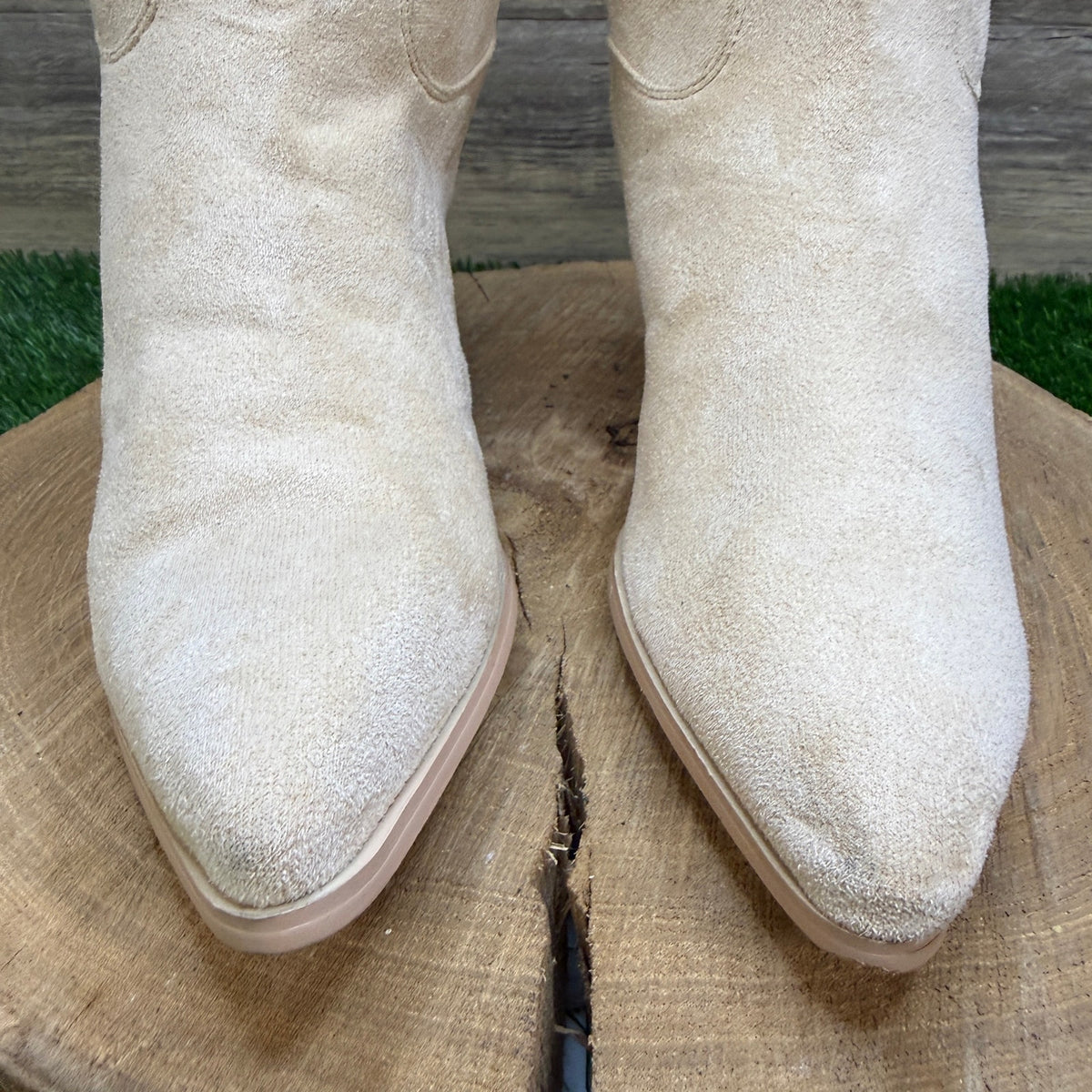 Shoe’n Tale Women - Size 8 - Ivory Faux Suede Cowboy Boots
