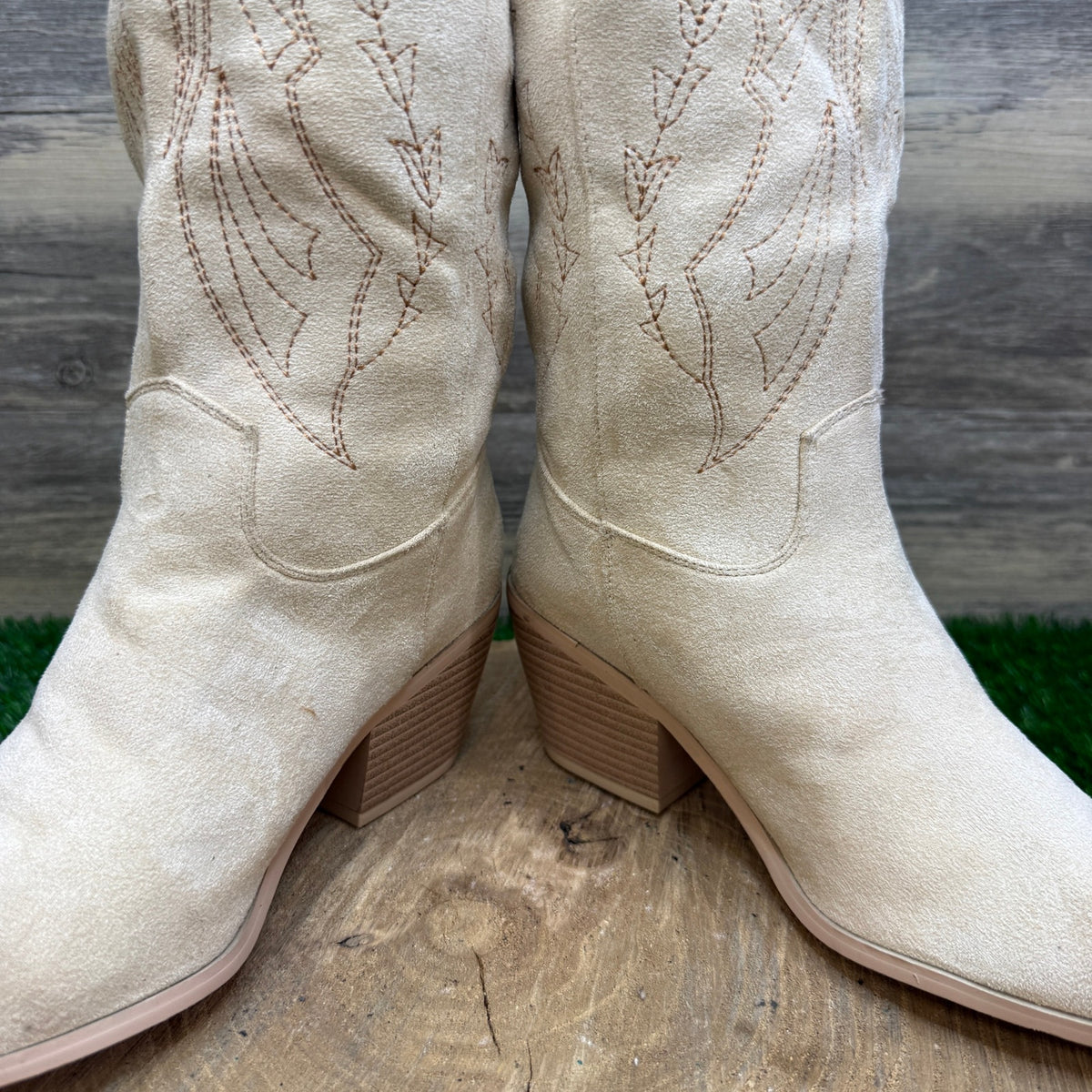 Shoe’n Tale Women - Size 8 - Ivory Faux Suede Cowboy Boots