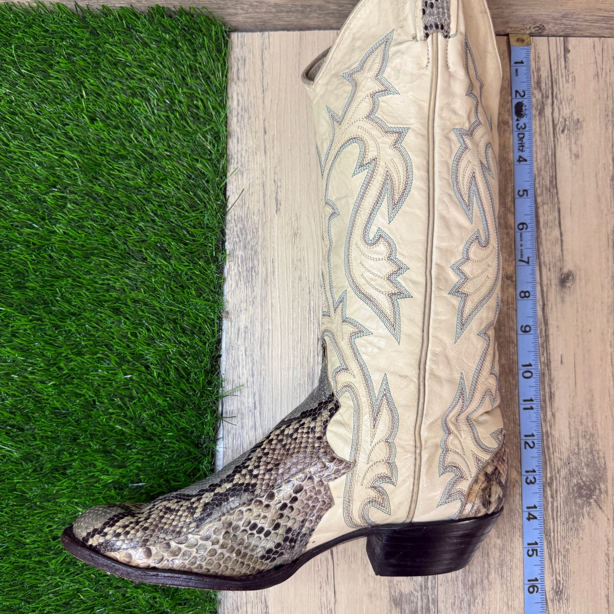 Larry Mahan Women - Size 8B - Vintage Cream/Gray Snake Cowboy Boots Style L7552