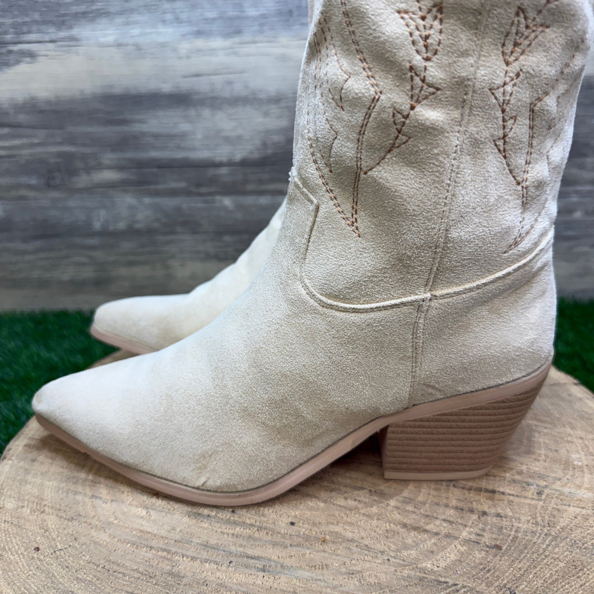 Shoe’n Tale Women - Size 8 - Ivory Faux Suede Cowboy Boots
