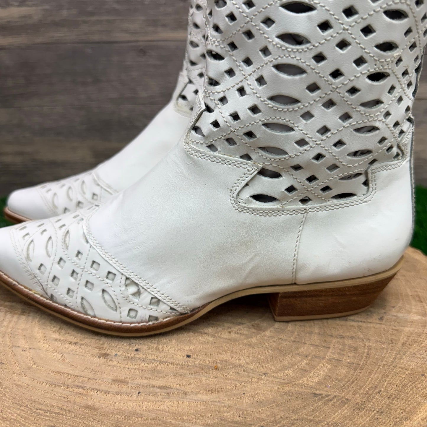 Nine West Women - Size 8.5M - White Waffle Boots Style Valencia