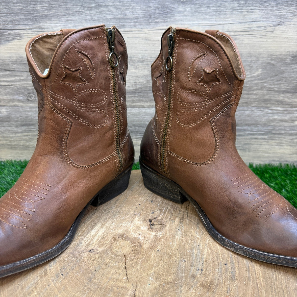 Zigi Soho Women - Size 8.5 - Brown Star Cutout Ankle Boots Style Shesthe