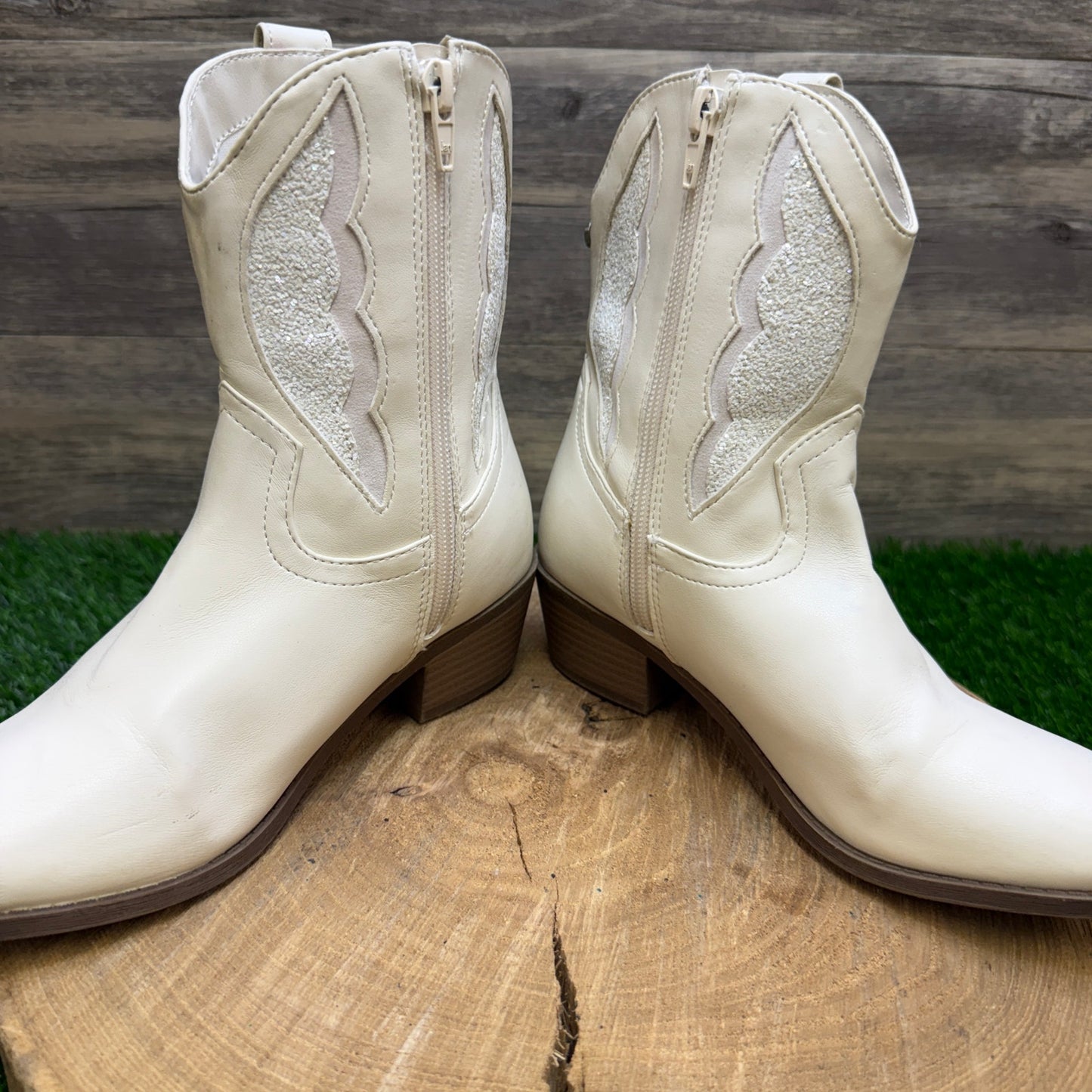 Madden NYC Youth - Size 4 - Cream Ankle Zipper Faux Leather Boots Sintetico
