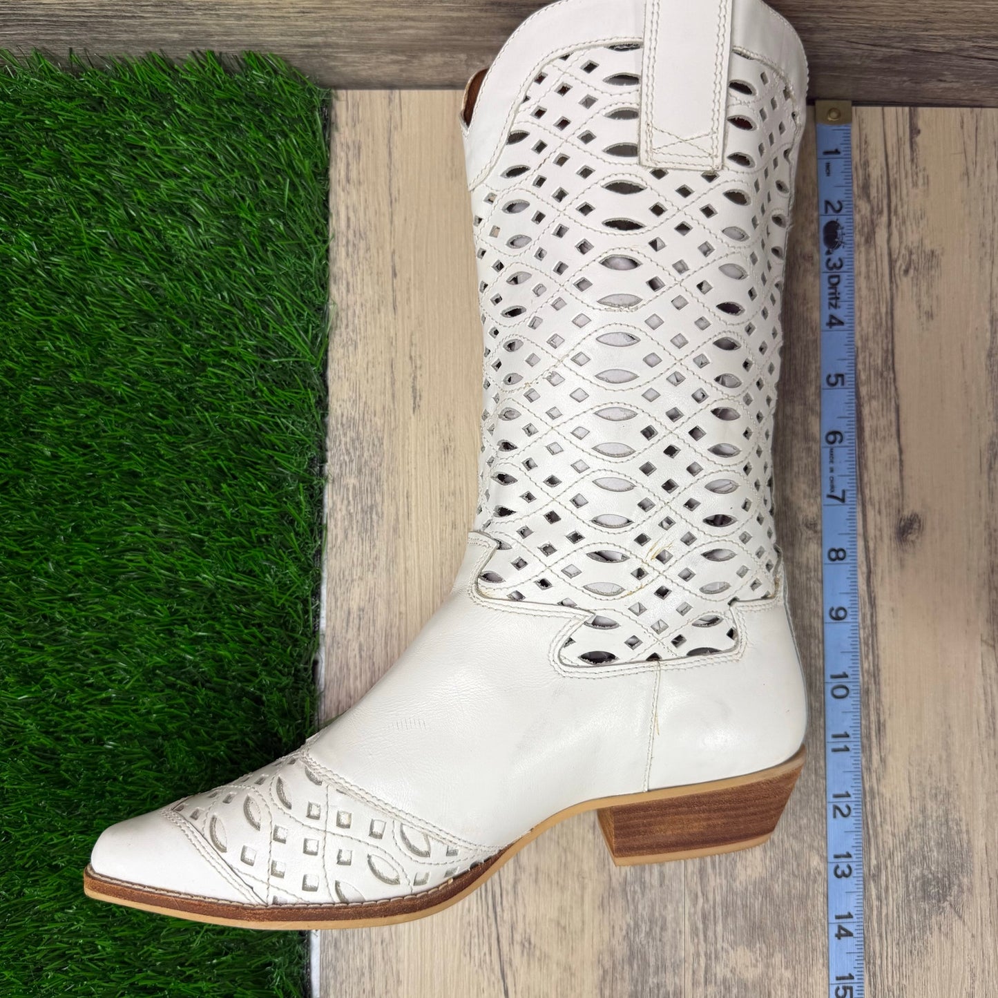 Nine West Women - Size 8.5M - White Waffle Boots Style Valencia